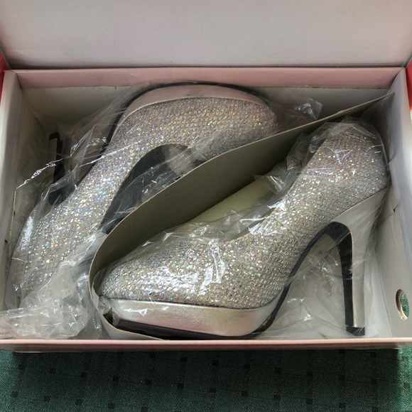 Touch ups Benjamin Walk silver 3 3/4 inch heels - Picture 2 of 8